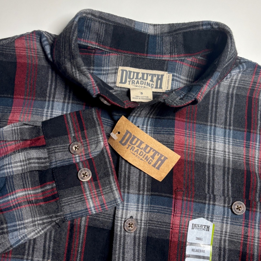 New Duluth Trading Plaid Flannel Free Swingin Relaxed Fit Mens Small button Down